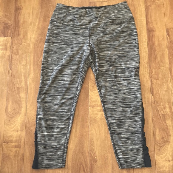 REEBOK💫Women’s Black/White Active Capris with Mesh Crisscrossed Bottoms - Picture 1 of 9